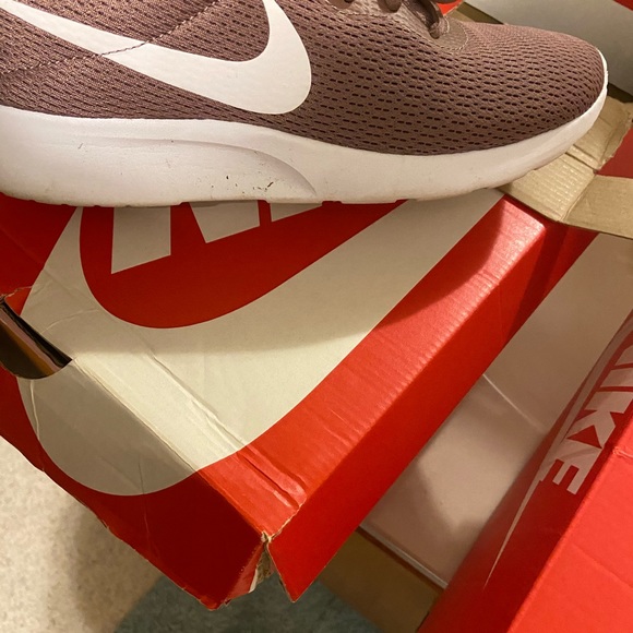 Nike shoes - Picture 3 of 4